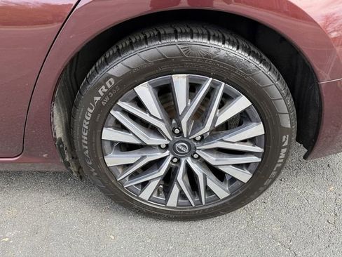 Used 2024 Nissan Altima 2.5 SV FWD image 41