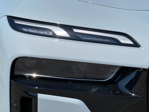 New 2025 BMW 740i image 10