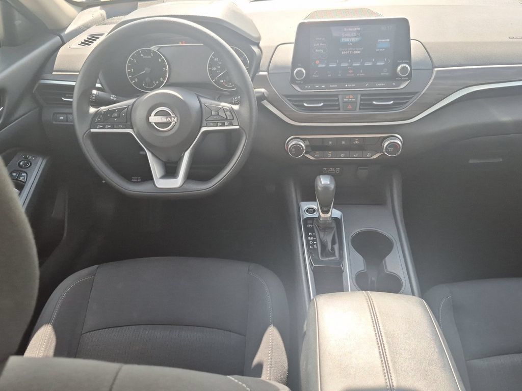Used 2025 Nissan Altima 2.5 SV FWD image 14