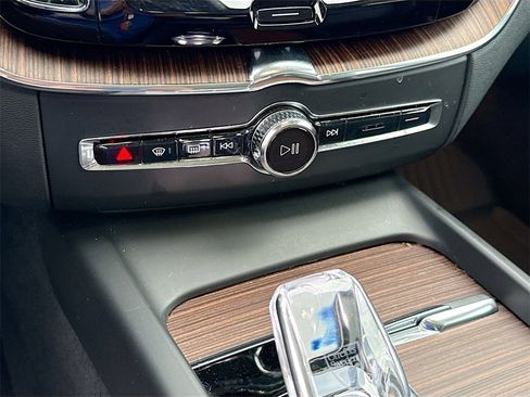 Used 2023 Volvo XC60 B5 Ultimate w/ Protection Package Premier image 18