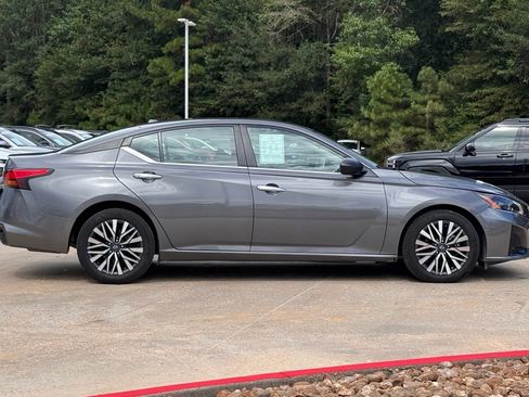 Used 2025 Nissan Altima 2.5 SV FWD image 10