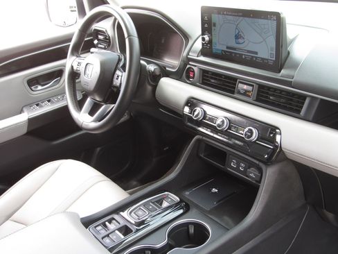 Certified 2024 Honda Pilot Touring image 10