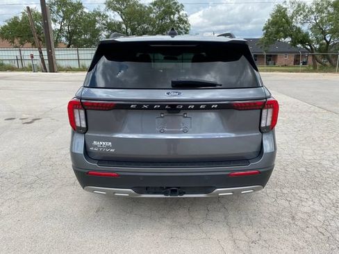 Used 2025 Ford Explorer Active w/ Active Comfort Package RWD image 5