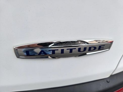 Used 2015 Jeep Cherokee Latitude w/ Cold Weather Group AWD/4WD image 13