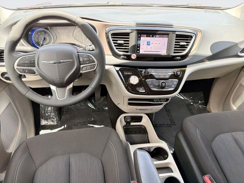 Used 2023 Chrysler Voyager LX FWD image 6