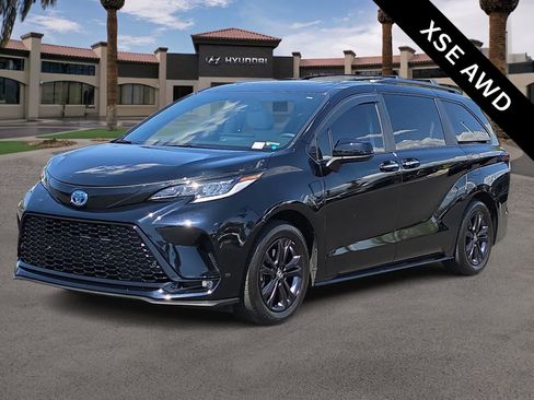 Used 2025 Toyota Sienna XSE AWD/4WD image 4