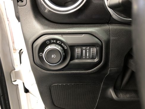 Used 2020 Jeep Wrangler Unlimited Sahara image 17