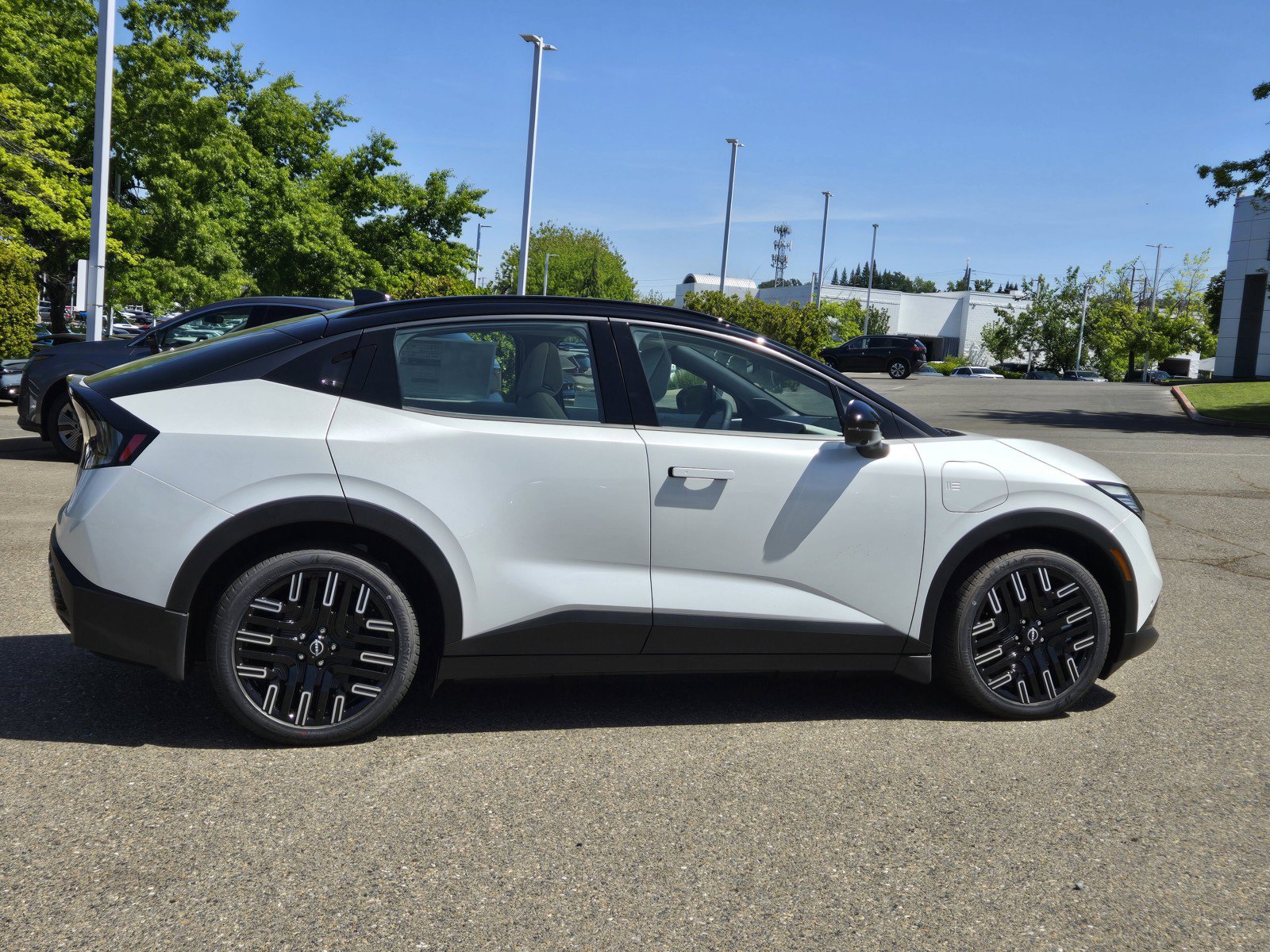 New 2026 Nissan Leaf Platinum+ w/ Illuminated Package FWD image 3