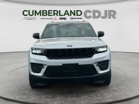 Used 2023 Jeep Grand Cherokee Altitude AWD/4WD image 9