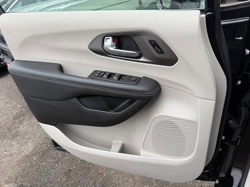 Used 2024 Chrysler Pacifica Touring-L image 28