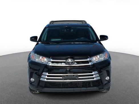 Used 2019 Toyota Highlander XLE image 3