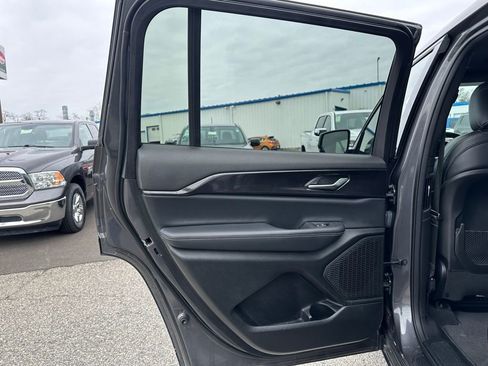 Used 2023 Jeep Grand Cherokee L Laredo image 8