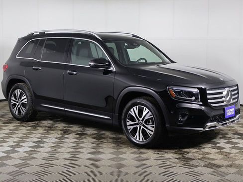 Used 2025 Mercedes-Benz GLB 250 4MATIC image 2