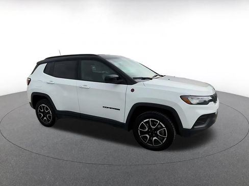 Used 2025 Jeep Compass Trailhawk AWD/4WD image 2