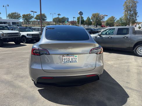 Used 2025 Tesla Model Y Long Range AWD/4WD image 3