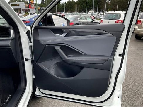 New 2025 Volkswagen Tiguan SE R-Line image 28