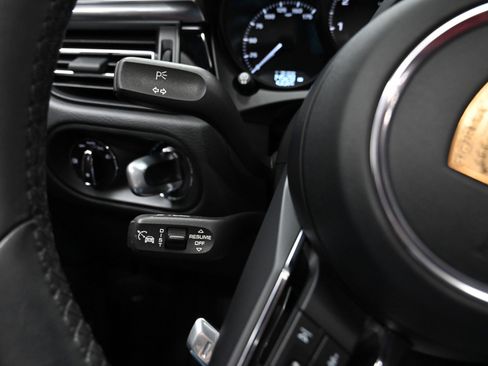 Used 2023 Porsche Macan image 39