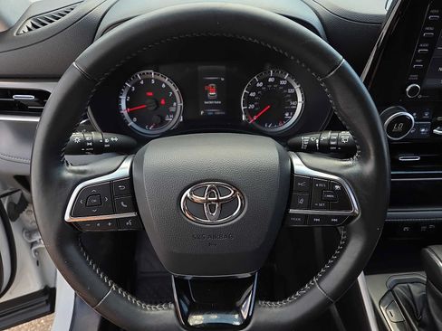 Used 2021 Toyota Highlander LE AWD/4WD image 19