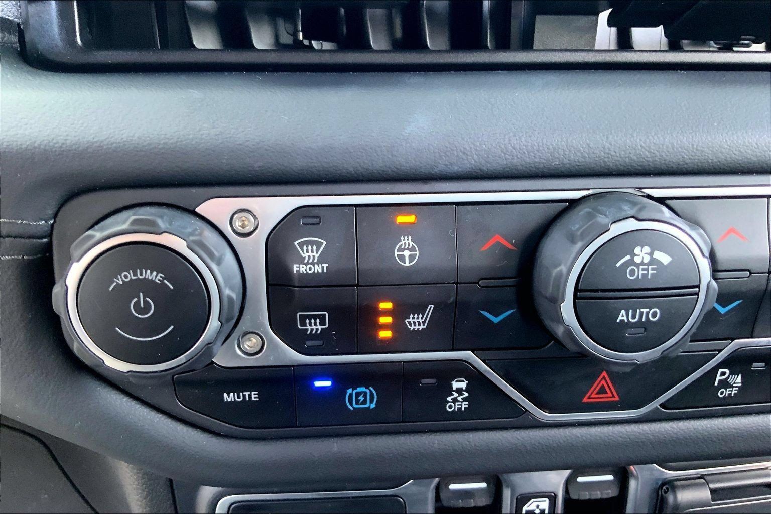 Used 2024 Jeep Wrangler Unlimited Sahara w/ Technology Group AWD/4WD image 34