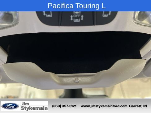 Used 2024 Chrysler Pacifica Touring-L FWD image 34