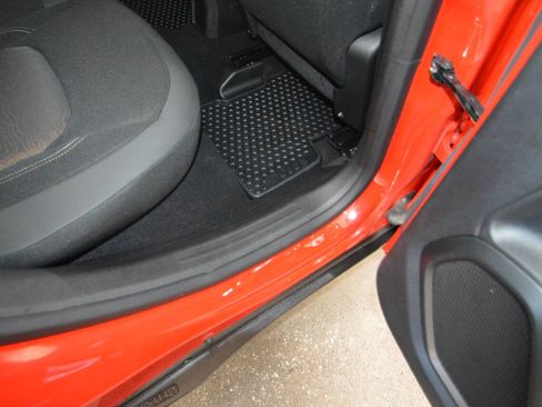 Used 2023 Jeep Renegade Latitude AWD/4WD image 15