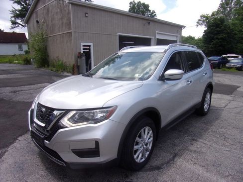 Used 2018 Nissan Rogue SV image 2