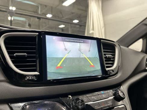 Used 2025 Chrysler Pacifica Select FWD image 23