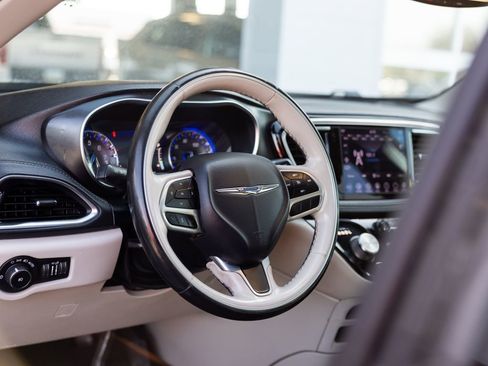 Used 2020 Chrysler Pacifica Limited FWD image 14