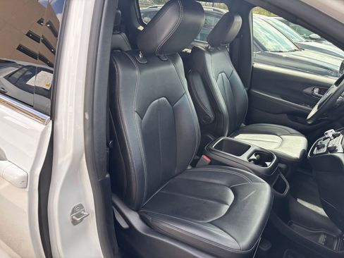 Used 2025 Chrysler Pacifica Select image 39