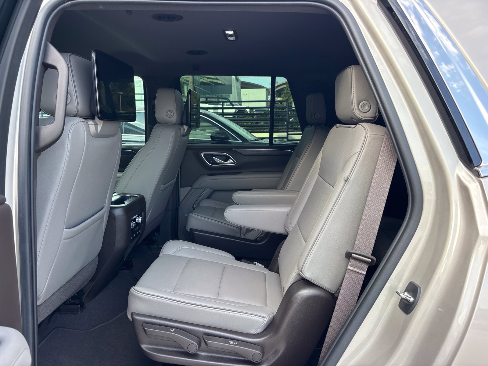 Used 2021 GMC Yukon SLT w/ Rear Media and Nav Package AWD/4WD image 8