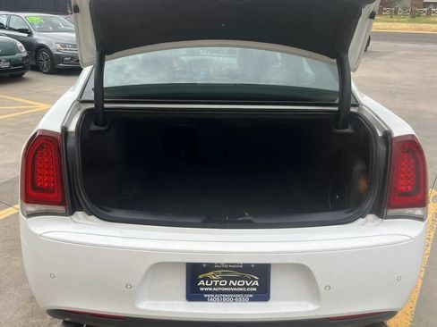 Used 2017 Chrysler 300 S w/ 300S Premium Group RWD image 10