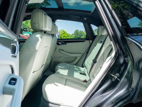 Certified 2025 Porsche Macan AWD/4WD image 32