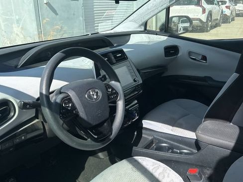 Used 2022 Toyota Prius LE FWD image 4