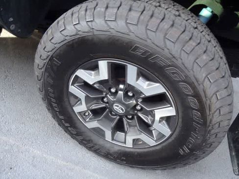 Used 2021 Toyota Tacoma TRD Off-Road w/ Technology Package AWD/4WD image 17