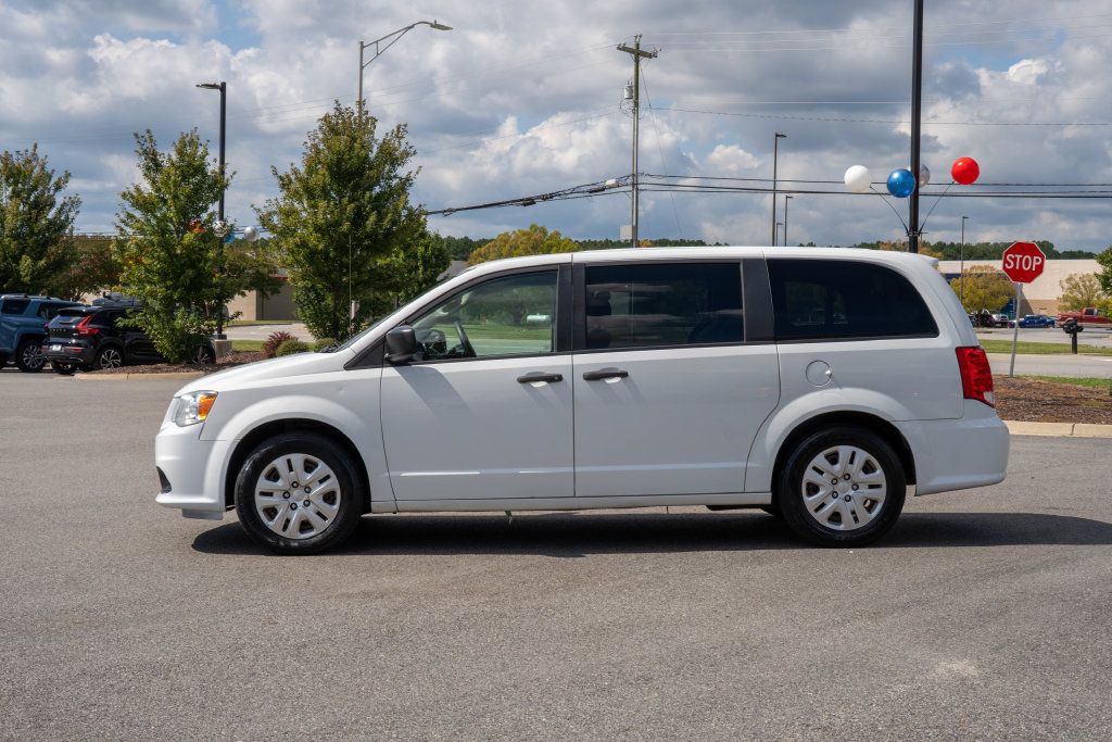 Used 2019 Dodge Grand Caravan SE w/ UConnect Hands-Free Group FWD image 4