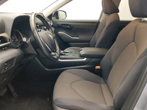 Used 2020 Toyota Highlander LE FWD image 17