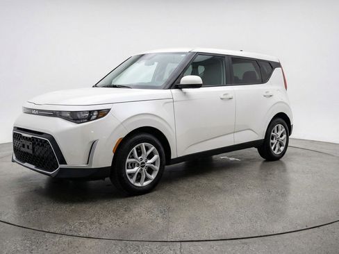 Used 2025 Kia Soul LX w/ LX Technology Package FWD image 3