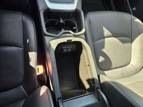 Used 2022 Toyota RAV4 XLE Premium image 29