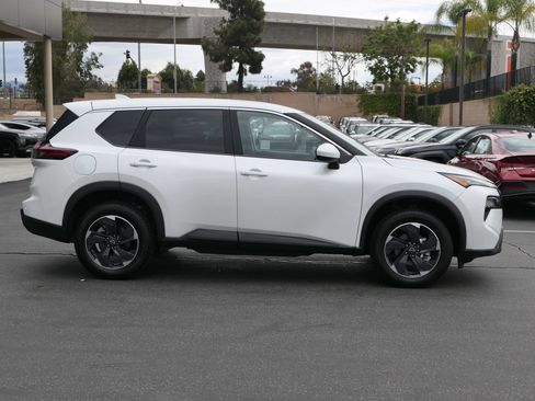 Used 2025 Nissan Rogue SV FWD image 2