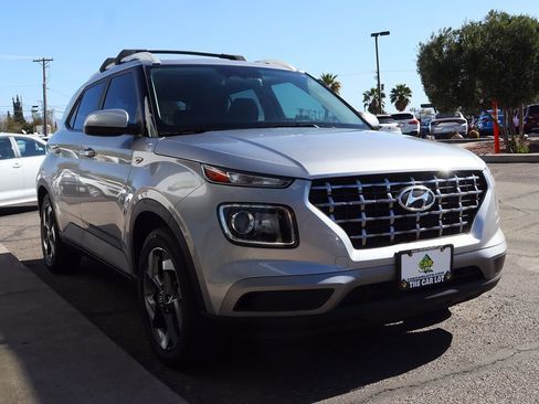 Used 2023 Hyundai Venue SEL image 18
