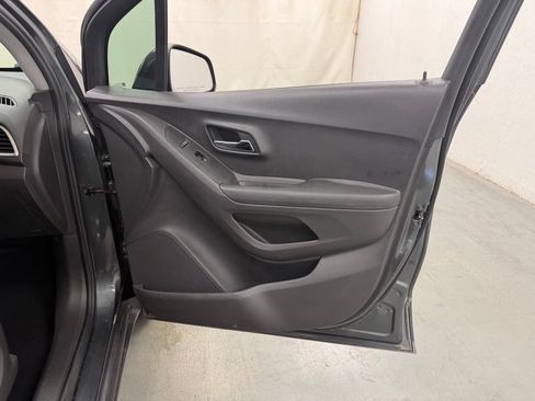 Used 2020 Chevrolet Trax LS FWD image 9