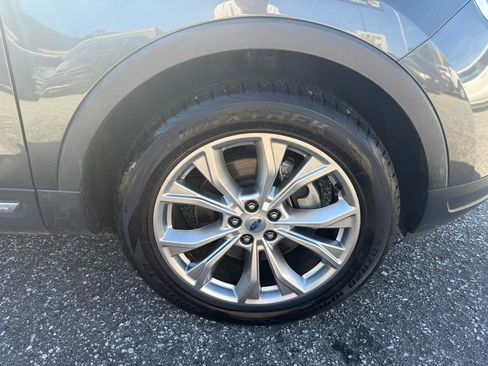 Used 2018 Ford Explorer XLT w/ Equipment Group 202A FWD image 4