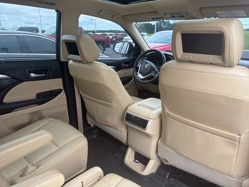 Used 2018 Toyota Highlander XLE AWD/4WD image 3