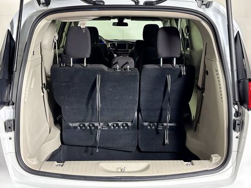 Used 2022 Chrysler Voyager LX FWD image 19