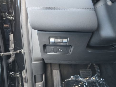 Used 2023 Land Rover Discovery Sport S image 33