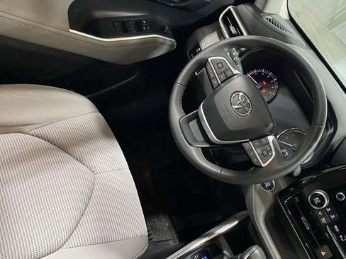 Used 2023 Toyota Highlander LE image 28