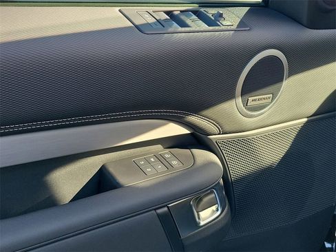 New 2026 Land Rover Discovery Limited Edition image 24