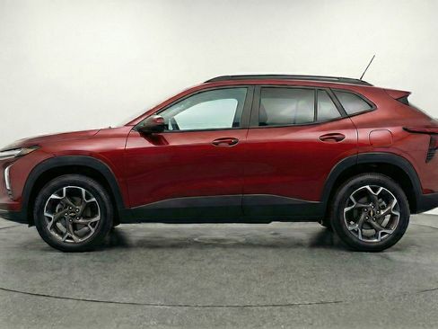 Used 2025 Chevrolet Trax LT FWD image 5
