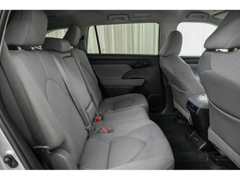 Used 2020 Toyota Highlander L AWD/4WD image 19
