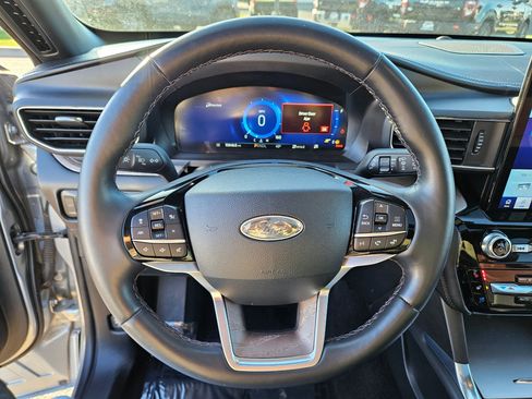 Used 2023 Ford Explorer Platinum w/ Technology Package AWD/4WD image 20